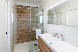 Koupelna v ubytování Apartman Sea Heaven, Kanica + 85 fotografií