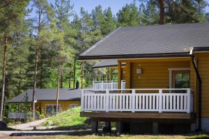 una baita con un portico bianco e una casa di Matilda Villas, quality villas by the sea in the beautiful village of Mathildedal a Matildedal