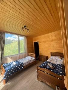 Postel nebo postele na pokoji v ubytování Alpine night ალპური ღამე