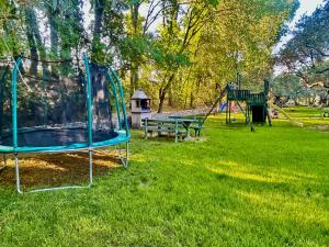 einen Park mit Spielplatz mit Trampolin in der Unterkunft Natura Bungalows in Limenas