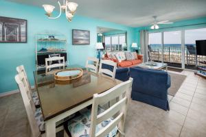 een eetkamer en een woonkamer met uitzicht op de oceaan bij Gulf Dunes 208: Beautifully remodeled condo, fee beach chairs, tennis court in Fort Walton Beach