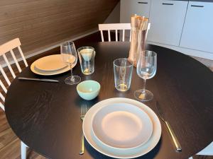 a table with plates and wine glasses on it at Zimmer in gepflegter Wohnung mit Parkplatz - 2 in Paderborn