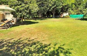 a large yard with a picnic table and an umbrella at Mancareste in Paradou