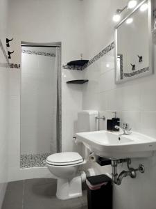 ein weißes Bad mit einem WC und einem Waschbecken in der Unterkunft Villa Vi in Ragusa