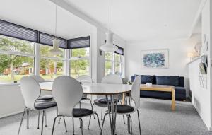 comedor y sala de estar con mesa y sillas en 2 Bedroom Lovely Home In Sams en Onsbjerg