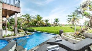 uma imagem de uma piscina num quintal com uma villa em Maruan Sari em Ubud
