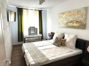 a small bedroom with a bed and a window at Very Cozy Apartment at ARED Arad in Arad