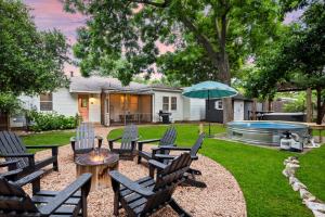 Bazén v ubytování Emerald On Acorn - Hot Tub & Fire Pit nebo v jeho okolí