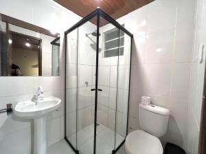 uma casa de banho com um chuveiro, um WC e um lavatório. em VILA LITORANEA a em São Luís