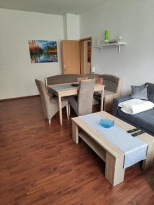 ein Wohnzimmer mit einer Couch und einem Tisch in der Unterkunft Ferienwohnungen An der Fichtelbergbahn in Cranzahl