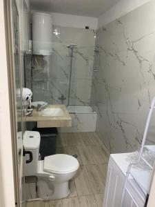 Et badeværelse på Juliette apt with private garden + 31 billeder