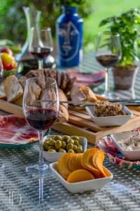 una mesa con copas de vino y platos de comida en Mas l aigo claro en Mouriès