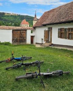 un grupo de bicicletas tirados en el césped frente a una casa en Castle View, en Saschiz