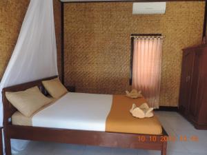 a bedroom with a bed and a window at Yaya Bungalows Blue Coral in Gili Meno +39 photos