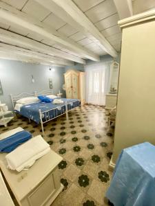 1 Schlafzimmer mit 2 Betten in einem Zimmer in der Unterkunft Ortigia Dreaming in Syrakus