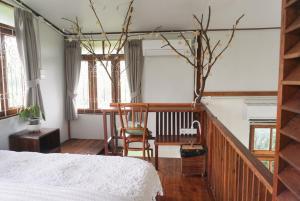 una camera con letto, tavolo e sedie di Suksamer Relaxation Homestay 