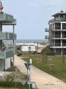 un edificio con un passaggio pedonale accanto a un edificio di Aquamarina 17 a Heiligenhafen
