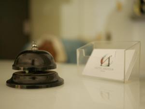 una campana seduta su un tavolo accanto a una scatola di Hotel Ardesia a Rimini