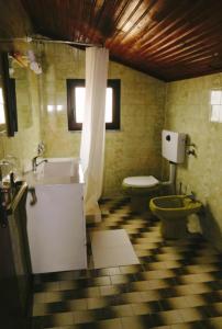 łazienka z wanną, toaletą i umywalką w obiekcie SOFT ROOMS w mieście Vila Real