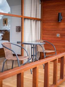 einen Balkon mit einem Tisch und 2 Stühlen in der Unterkunft Catu Glamping Bedugul in Tabanan