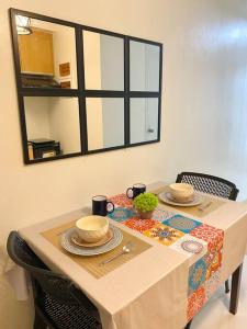 una mesa con dos tazones y platos en ella en Stylish Studio in Downtown with Remote Work Setup en Cabaguio