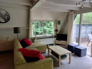 a living room with a couch and a table at Het vlindertje in Durbuy