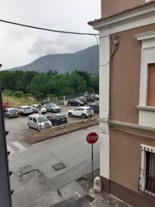 Cảnh núi rừng hoặc tầm nhìn ra núi từ căn hộ