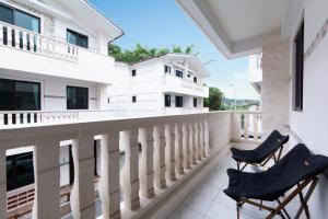 2 Stühle auf dem Balkon eines Hauses in der Unterkunft 枕House民宿 in Yilan