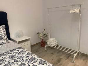 莫罗德哈布雷Jandia Marina Loft的带床和花瓶的卧室