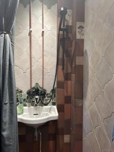 ein Badezimmer mit Waschbecken und Spiegel in der Unterkunft ArtBeat Home in Turku