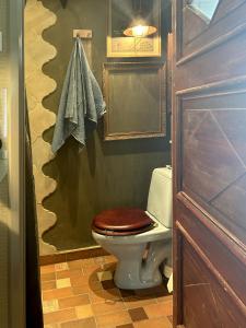 ein Badezimmer mit einer Toilette mit Holzsitz in der Unterkunft ArtBeat Home in Turku