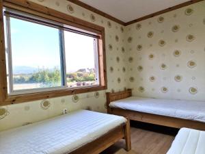 Postel nebo postele na pokoji v ubytování Tree House Guesthouse