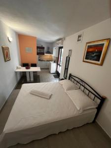 Il comprend une chambre avec un grand lit et une cuisine. dans l'établissement Apartments Denis, à Supetar
