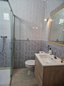 łazienka z toaletą, umywalką i prysznicem w obiekcie FloryMar w mieście Aguadulce +20 zdjęć
