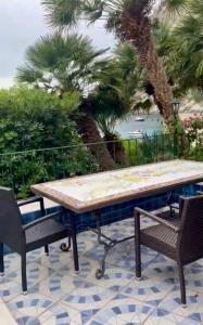 un tavolo da picnic e 2 sedie su un patio di La Cuchina a Capri