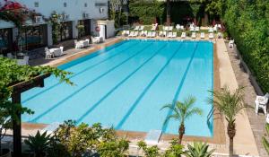 an overhead view of a large swimming pool with chairs at Hotel Mamora Kénitra in Kenitra