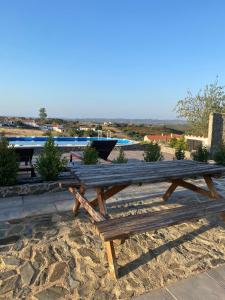 un tavolo da picnic in legno appoggiato su una spiaggia di Casa Alfazema do Monte a Santa Marta