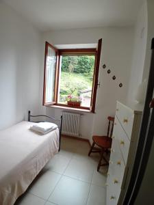 - une chambre avec un lit et une fenêtre dans l'établissement Alloggio Petrigh 2, à Canal di Grivo