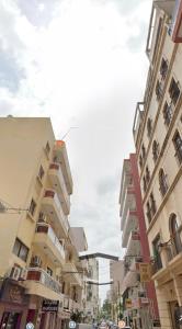 rząd wysokich budynków na ulicy miejskiej w obiekcie Le Dakar Roi - Studio Centre Ville Très Bien Situé w mieście Dakar