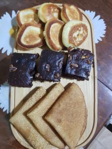 un piatto di legno con pane e classificato di Guest House Victor a Zhabeshi