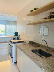 Dapur atau dapur kecil di Apto Reserva Imbassai