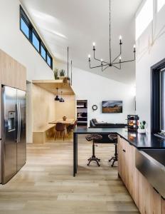 una cucina con bancone nero e una sala da pranzo di Tu'nlii House Fall Colors, Creek & Hot Tub Magic a Cornville