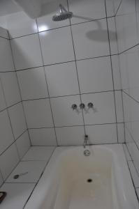 La salle de bains est pourvue d'une baignoire et d'une douche. dans l'établissement Valle Dorado Lodge, à Cusco