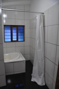 La salle de bains est pourvue d'une baignoire, d'un lavabo et d'une fenêtre. dans l'établissement Valle Dorado Lodge, à Cusco