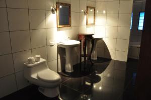La salle de bains est pourvue de toilettes et d'un lavabo. dans l'établissement Valle Dorado Lodge, à Cusco