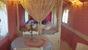 Postel nebo postele na pokoji v ubytování Roulottes Au Bois Chéri