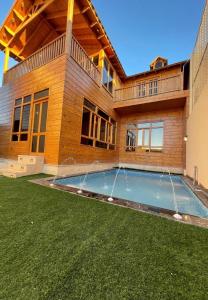 a house with a swimming pool in the yard at اكواخ وشاليهات لوزان الريفية 2 in Dahaban +5 photos