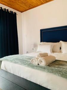 1 dormitorio con 1 cama grande y 2 almohadas en Ouklip Place Hotels en Roodepoort