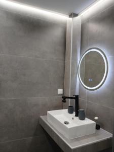 Koupelna v ubytování By the Sea Apartments-studios + 62 fotografií