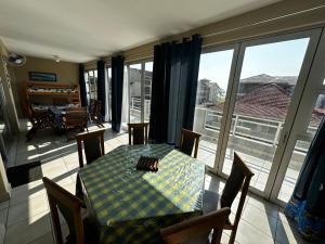 comedor con mesa y balcón en Ipanema 3, en Margate 15 fotos más